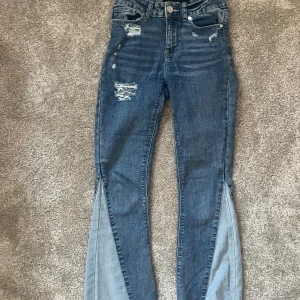 Blå bootcut jeans från Indigo Rein - Jättesnygga jeans!! Dock lite kortare än längd 33 då jag klippt dem nertill.