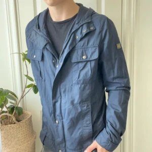 Hugo boss field Jacket M - Hugo boss field Jacket M, inga större defekter förutom att en knapp saknas ni ser. Modellen är 180,75 kg.!🫶