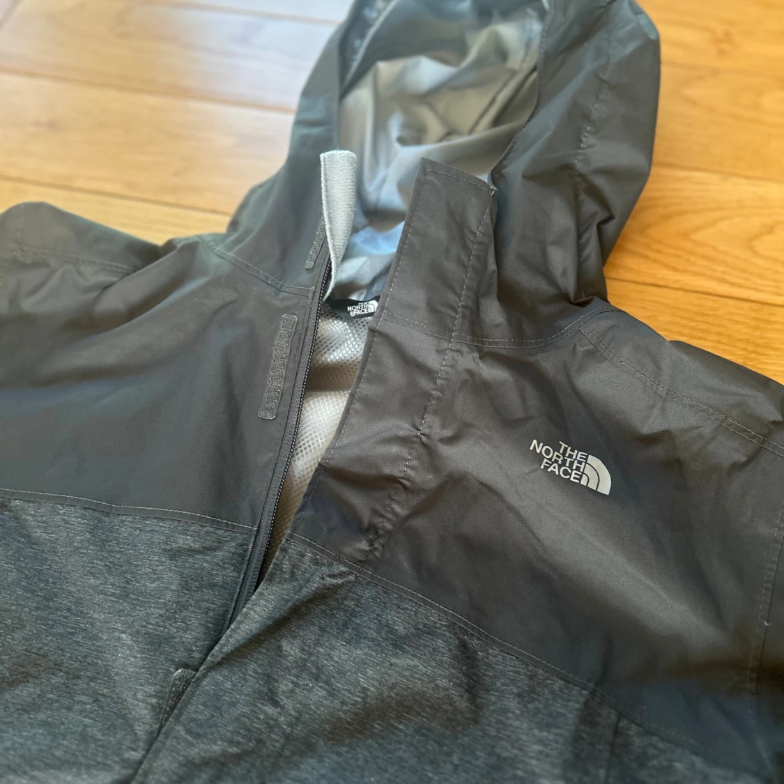 Svart/grå vindjacka från The North Face - 1