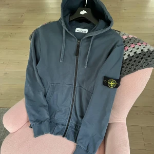 Stone Island zip hoodie  - Sjukt fet zip up från Stone Island i mycke fint skick! Storlek M, nypris ligger på 4000kr, finns självklart äktehetsbevis, skriv vid funderingar🙌