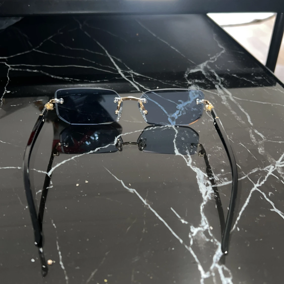 Blå rektangulära solglasögon med gulddetaljer - 1