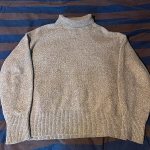 Polotröja från Gina - Stickad polo från Gina Tricot, köpte förra hösten men säljer nu då den inte kommer till användning 