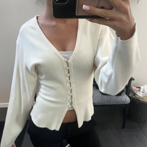 Vit kofta från Gina Tricot med knappar - Supersnygg vit cardigan från Gina Tricot med v-ringning och knappar framtill💕