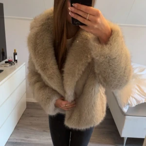 Pälsjacka Zara - Säljer en fluffig och lyxig beige/ljusgrå pälsjacka från Zara, perfekt till höst och vinter. Jackan är endast använd 2 gånger. Nypris 1295kr. 