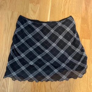 rutig marinblå minikjol - minikjol från h&m divided! den är väldigt mörkt marinblå, nästintill svart, med vitt rutmönster. den svarta innerkjolen är lite nopprig, men den syns inte under användning eftersom den är på insidan. för mått m.m. är det bara att skriva <3