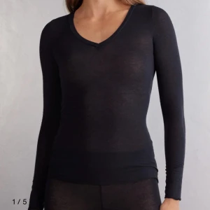 Svart långärmad v-ringad topp - Säljer en svart långärmad tröja med v-ringning från Intimissimi i storlek XS. Tröjan är tight och har en tunn, något genomskinlig känsla. Använd fåtal gånger och i mycket bra skick. Nypris 500kr. Superfin och perfekt nu till hösten! Postar via postnord!