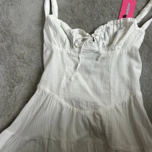 jättefin klänning från edikted!!💘💘 - Aldrig andvänd köpte juni innan kolavsluning men valde en annan klänning nypris 1200