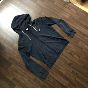 Hollister hoodie  - Tja! Säljer en riktigt fräsch zip hoodie från Hollister. Skön och passar till allt! Hör av dig vid funderingar!