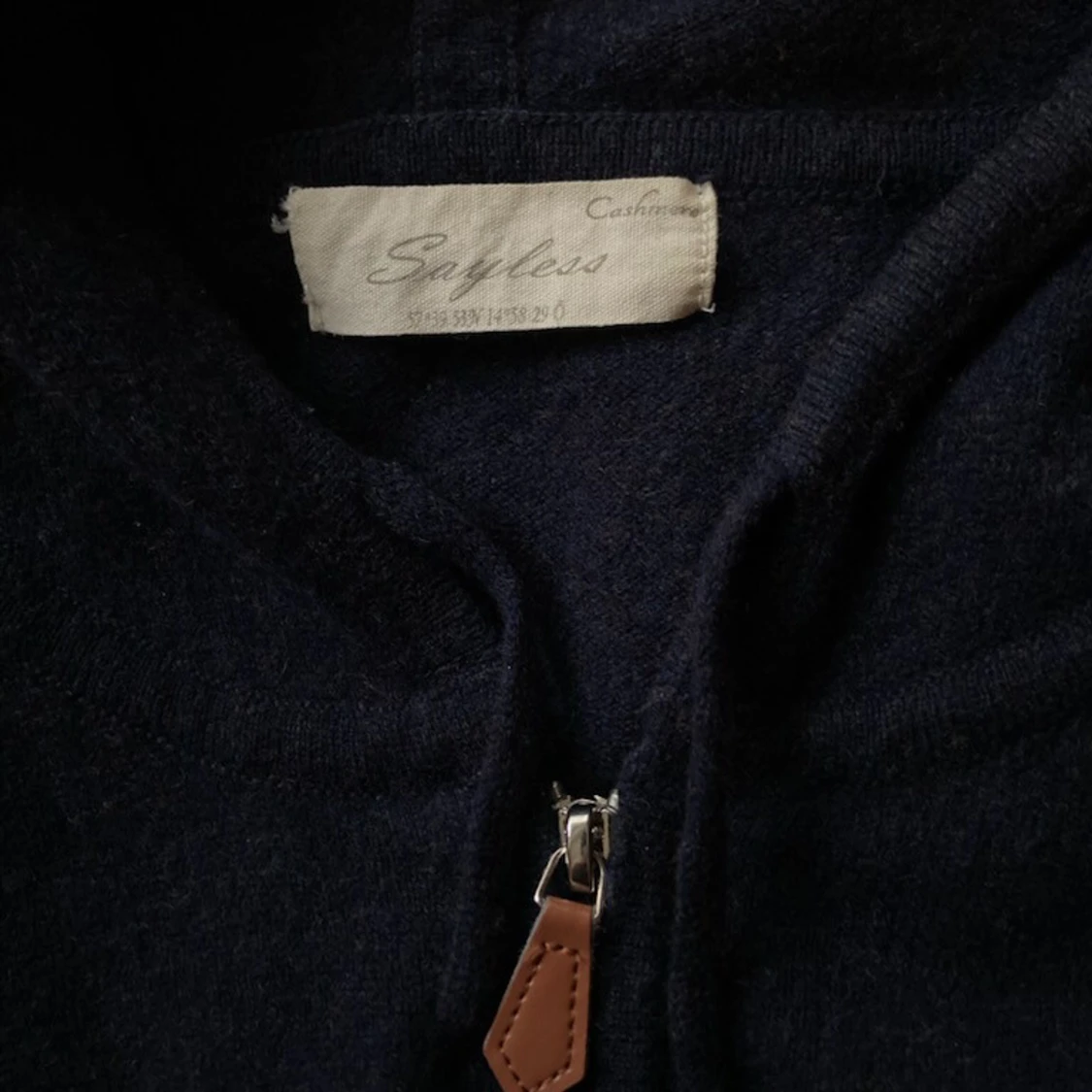 Mörkblå hoodie i kashmir från Sayless - 3