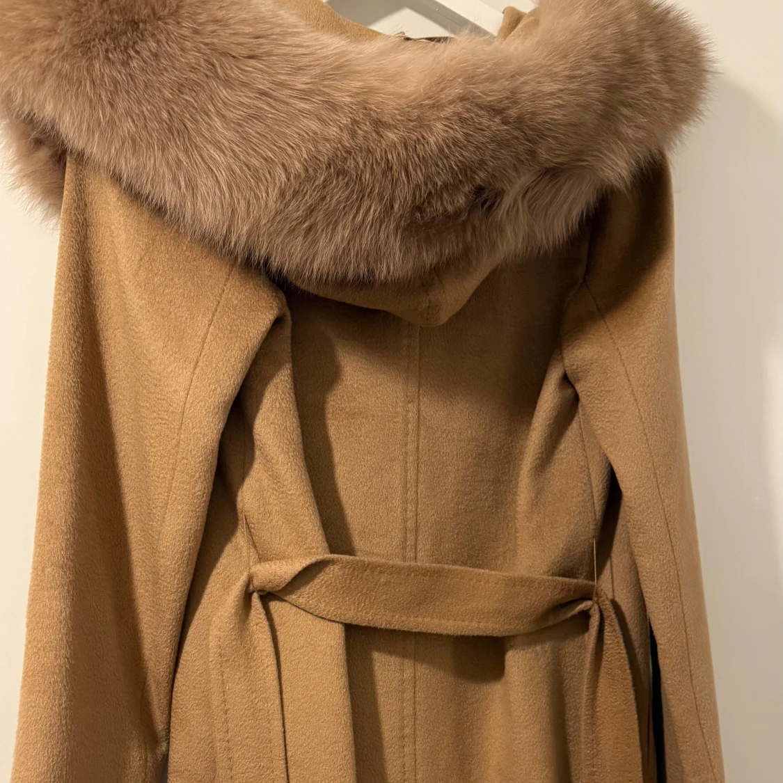 Beige ullkappa med äkta päls från Hollies - 3