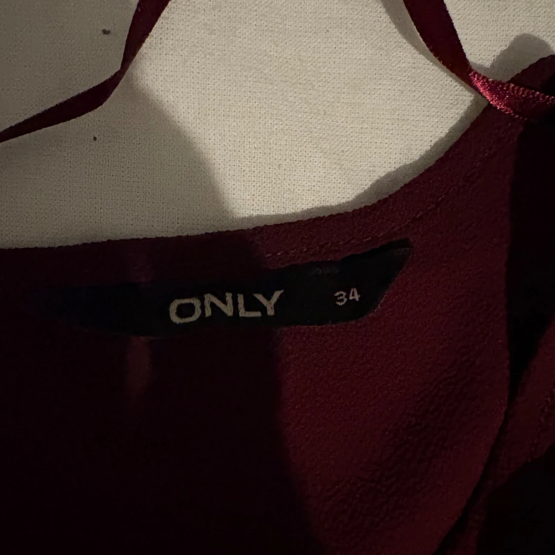 Vinröd blus från ONLY med dragkedja - 3