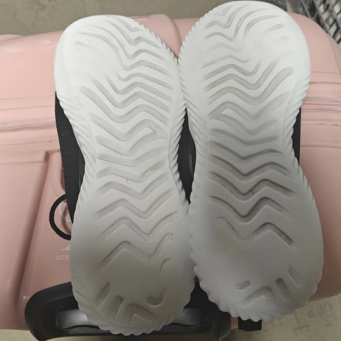 Svarta sneakers från Vty strl 45 - 3