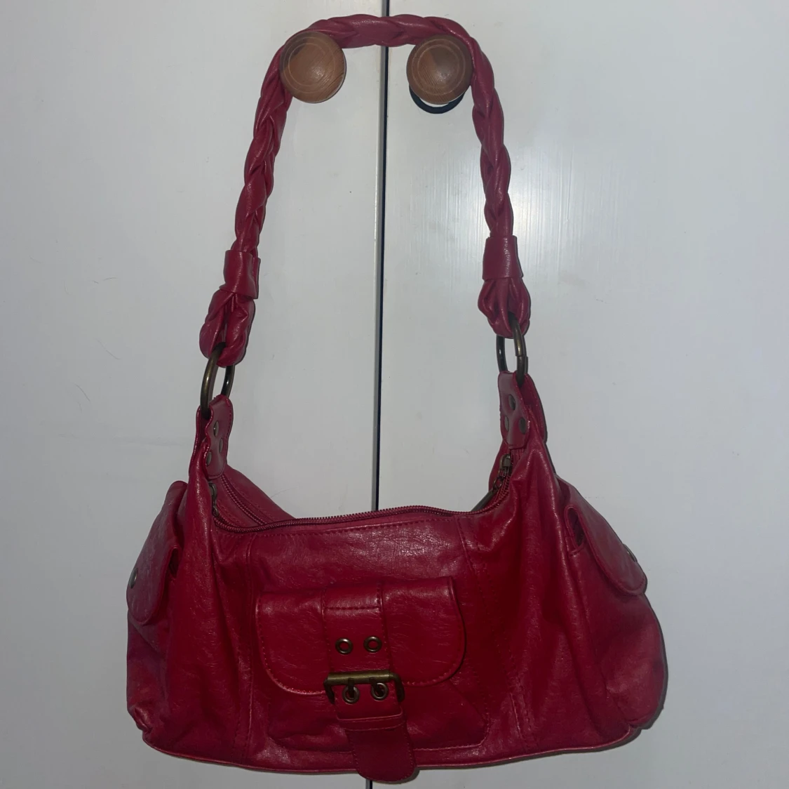 Röd axelväska med flätat handtag - 1