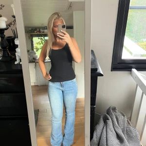 Ljusblå bootcut jeans - Säljer ett par ljusblå jeans med bootcut-modell och låg midja. 💕bra skick!