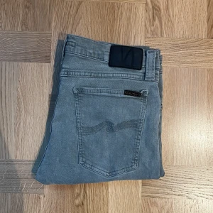Nudie Jeans - Säljer dessa snygga Nudie Jeans för endast 399kr. Skicket är väldigt bra men kan behövas en tvätt (8/10) och är i storlek 31/32. Modellen på jeansen är Long John. Om ni har några frågor så är det bara att höra av sig!! 