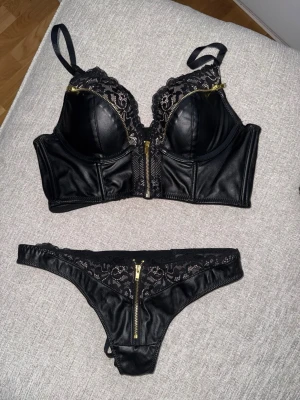 Underklädesset  - Från Hunkemöller’s PrivateCollection, storlek 70B i bh & S i trosa