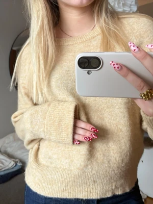 Stickad tröja samsøe samsøe  - Stickad tröja från samsøe samsøe i såå fin färg och kvalitet🥹💞Osäker på storlek men passar mig som vanligtvis bär S/M😇