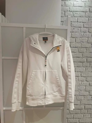 Vit hoodie från Parajumpers - Säljer en hoodie från parajumper. Köptes i augusti 2025 från Urban Modern i Halmstad. Sparsamt använd. Nypris cirka 4300kr. KVITTO finns såklart och fås med vid köp. Priset kan diskuteras vid snabb affär. Hör av er vid frågor! Svarar snabbt 😁👍