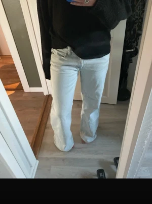 Ljusblå bootcut jeans - Säljer ett par ljusblå bootcut jeans med klassisk femficksdesign och normal midja. Jeansen har en avslappnad passform och är tillverkade i denim. Perfekta för dig som gillar en retroinspirerad look.