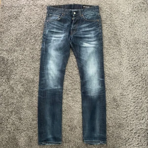 Jeans med sjuk fade  - Sjukt snygga Crocker jeans med ovanlig och fet fade/tvätt i mycket fint skick. Märket säljer ej längre vilket gör jeansen exklusiva. Storlek: W31/L32. Mått - Midja: 42cm Benlängd: 110cm. Hör av dig vid funderingar!🤩