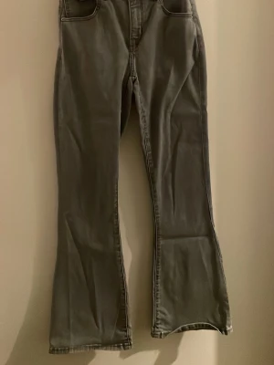 Grå bootcut jeans - Säljer ett par gråa bootcut jeans i midwaist. Storleken är 158! Säljer då de inte passar mig längre! 