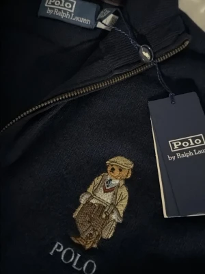 Marinblå half zip tröja Polo Ralph Lauren - Kashmir/Cashmere polo ralph lauren tröja, original pris 3595kr på zalando, beställde den men tyckte inte riktigt den passar min stil mitt pris -> 2600✅ har två stycken en i S och en i M