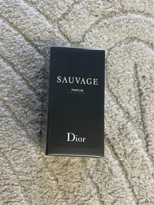 Dior Sauvage Parfum 100ml HELT NYTT  - HELT NY & Oöppnad fortfarande, Dior Sauvage i en elegant svart kartong. Flaskan är 100 ml. Säljs då jag redan har en och fick denna som extra. GARANTERAT ÄKTA då många fakes säljs har jag sett. Prislappen står dessutom kvar på förpackningens undersida.