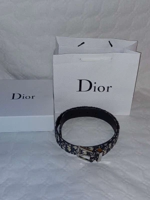 Bälte i Svart och Vitt - Snyggt bälte med klassiskt svart och vitt mönster och silverfärgat spänne || 95 cm långt || påse, box och dustbag medföljer 