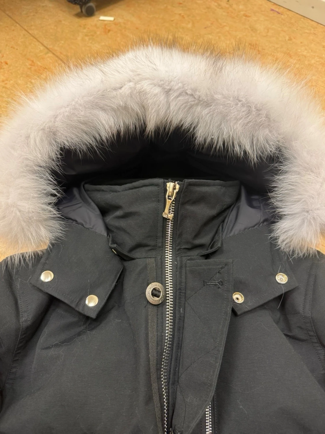 Svart dunjacka med pälskrage Moose Knuckles - 6