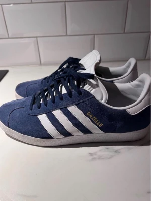 Adidas gazelle 41 1/3 - Säljer dessa Adidas gazelle! Skorna är använda ett få antal gånger! Så väldigt fräscha! Hör av er vid frågor!