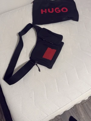 Svart axelväska från Hugo - En Hugo Boss väska som jag köpte på season för några år sen. Har ej kvitto tyvärr 