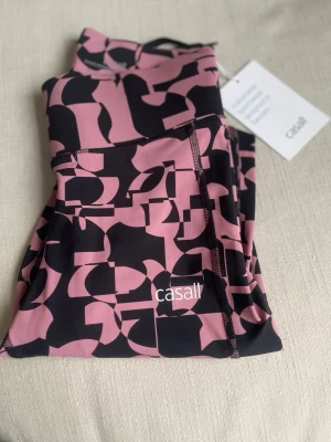 Casall träningsbyxor  - Jag säljer ett par tränings tights från casall.💞Strl: dam 34, de passar bra som xs.                                                                                         Nypris: 899 kr. Jag säljer dem för 399 men pris går att diskuteras. 🤗💗                                                                                                                                                                                                                    Jag har aldrig använt dem, prislappen är kvar.