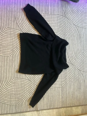 Svart stickad off shoulder tröja - Mysig svart stickad off-shoulder tröja, använd bara 3 gånger. Storleken är XS eller S.