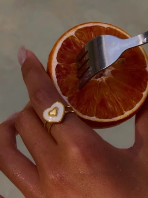 Stål Ring med 18K Guld, Vattentålig - HAILEY - Denna eleganta ring tillverkade i rostfritt stål med 18k PVD-guldplätering – de är både stilrena och slitstarka. Smycket är hypoallergent och vattentåligt – perfekt för daglig användning, även i dusch, träning eller på resa och är lämpliga även för känslig hud.  Material: Rostfritt stål Plätering: 18k guldplätering (PVD) Storlek: Justerbar Vikt: 2-3 g