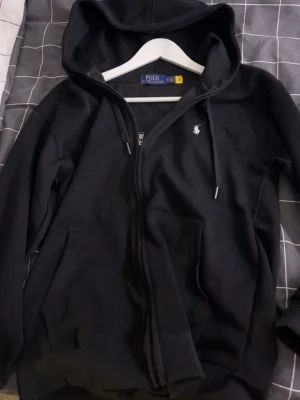 Polo raulph lauren zip - Säljer nu min zip efter som den inte passar mig längre. Storlek M men sitter som S