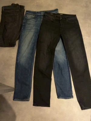 Jack o Jones byxor  - Säljer 3 par Jack o Jones jeans dom är mycket bra skick säljer ett par 400kr eller 1000kr för alla 3