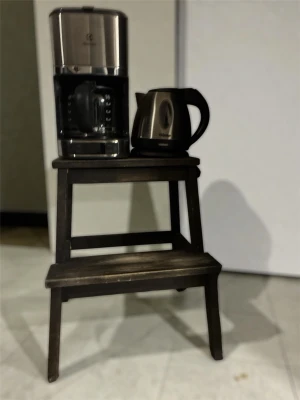 Kaffebryggare och vattenkokare - Säljer en stilren kaffebryggare från Electrolux i rostfritt stål och svart plast samt en kompakt vattenkokare från Tristar i svart och metall. Perfekt för köket eller studentrummet. Båda apparaterna har modern design och tydliga vattennivåmarkeringar.