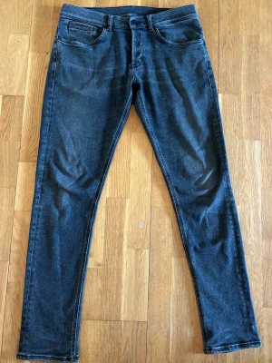 Grå dondup slim fit jeans - Snygga grå slim fit jeans nya från dondup med klassisk femficksdesign och normalhög midja. Jeansen har smala ben och är tillverkade i stretchigt denimtyg för extra komfort. Perfekta för en trendig och avslappnad stil.