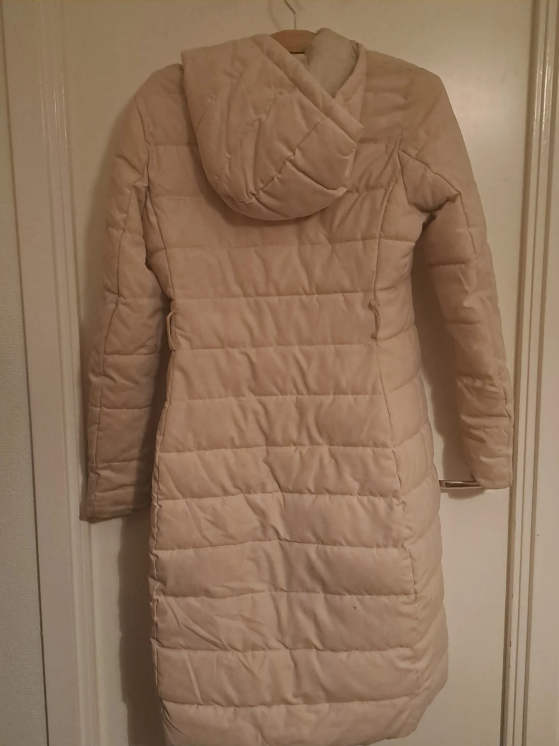 Lång dunjacka med fuskpälskrage - 1