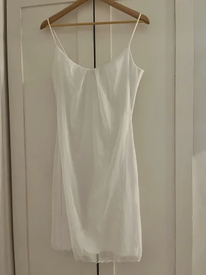 Vit klänning - Vit klänning men som också kan användas som nattlinne beroende på vad man vill!