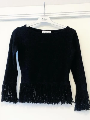 🍒Vintage y2k tröja med fransar🍒 - 🍒FAB FRINGE🍒Supersnygg och unik y2k slätstickad tröja i lite kortare modell med fransar, båthals och trekvartsärm. Snygg stylad till ett par skinnbyxor och boots!🍒 