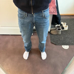 Lee jeans - Säljer ett par helt nya klassiska blå jeans från Lee utan tag med rak passform och normal midja. Jeansen har fem fickor, bälteshällor och stängs med dragkedja och knapp. Perfekta till vardags och lätta att matcha med olika stilar.