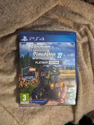 Farming Simulator 22 Platinum Edition PS4 - Farming Simulator 22 Platinum Edition till PS4, komplett med fodral och skiva i mycket gott skick. Inkluderar bonuspaketet CLAAS XERION SADDLE TRAC Pack. Perfekt för dig som vill uppleva realistiskt jordbruksspelande. Inga synliga defekter eller slitage. Går att sänka pris 