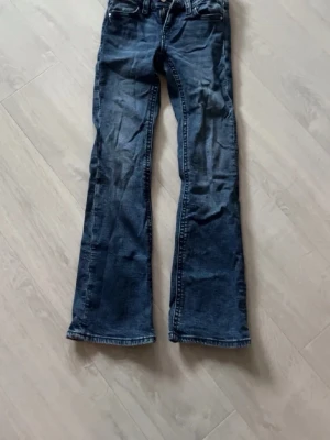 Mörkblå bootcut jeans - Säljer dessa jeans från gina