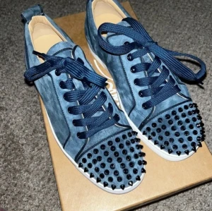 Christian Louboutin washed blue  - Säljer dessa sjukt feta och eftertraktade loubs i färgen washed blue.  Cond 10/10  Storlek 41,5 (uk 7,5) sitter som 42  (uk,8) Allt og medföljer inklusive kvittot. ✅ (skriv innan köp)