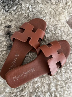 Tofflor - läder  - Bruna tofflor i äkta läder från Spanien🤎 Endast använda vid 1 tillfälle! 