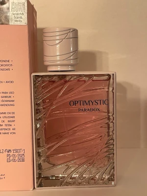 Optimystic Paradox  fragrance world - Optimystic Paradox fragrance world  är en Eau de Parfum på 100 ml, Toppnoter: mandarin, bergamott, päron. Mellannoter: apelsinblom, neroli, jasmin sambac. Basnoter: bourbonvanilj, vit musk, bensoin. Påminner om Prada paradoxe.  Bara Testad
