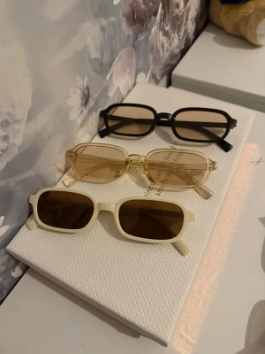 Solglasögon 3 pack - Helt nya aldrig använda. Alla 3 solglasögonen medföljer.