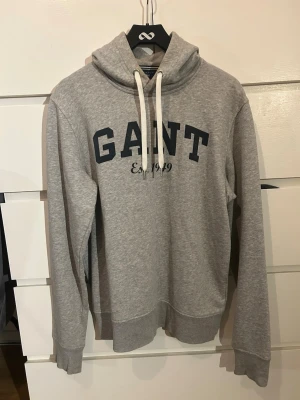 Grå hoodie från GANT - Storlek M. Använd ca 10 gånger