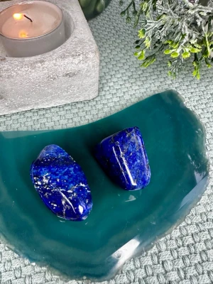 2 st Lapis Lazuli i hög kvalitet  - Två lapis lazuli i djup, intensiv blå ton med naturliga inslag av gyllene pyrit. En klassisk visdomssten som använts i tusentals år för sanning, intuition och inre styrka.  ✨ Energi & betydelse  🔵 Stärker intuition och inre visdom 🗣 Underlättar sanning, kommunikation och självuttryck 👁 Aktiverar tredje ögat 🛡 Ger inre styrka, självkänsla och mental klarhet.  Totalt 40 gram och de är 3.5 och 4 cm långa.   Alla kristaller och ädelstenar ja lägger upp här är egenimporterade för att garantera äkthet